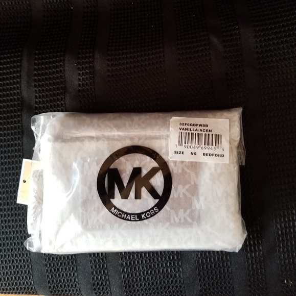 Michael Kors wristlet - Picture 2 of 2